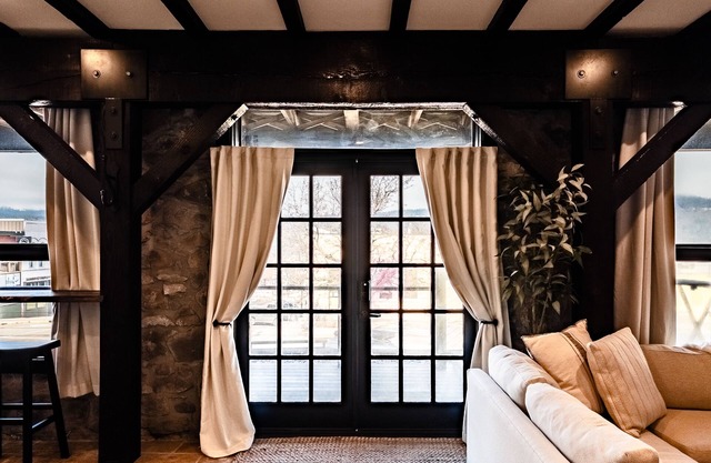 The Retreat - Luxury condo in the iconic Horsefeathers building!