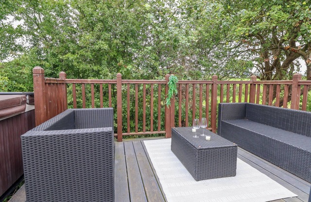 THE RETREAT, pet friendly, luxury holiday cottage in Bangor-On-Dee