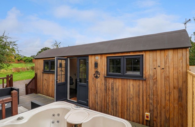 THE RETREAT, pet friendly, luxury holiday cottage in Bangor-On-Dee