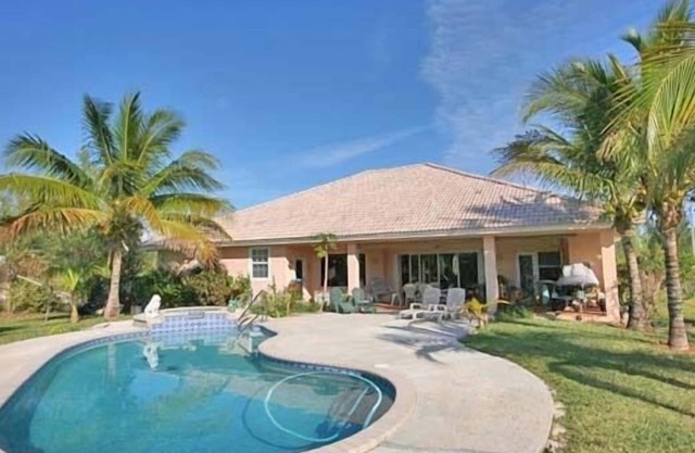 The Retreat, with pool, boats welcomed, short walk to Taino Beach.