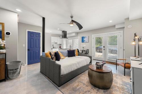The Rhitreat, Studio, 10 Min Downtown & Airport