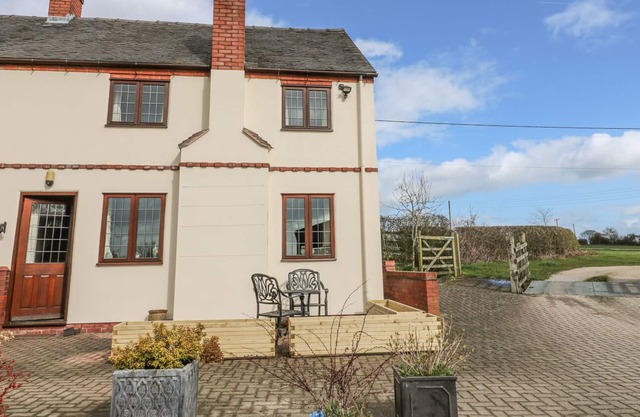 THE RIDDINGS COTTAGE, romantic, character holiday cottage in Rocester
