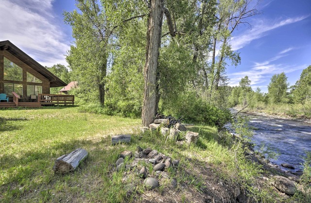 'The River Home' Cabin w/Yard: Near Wolf Creek!