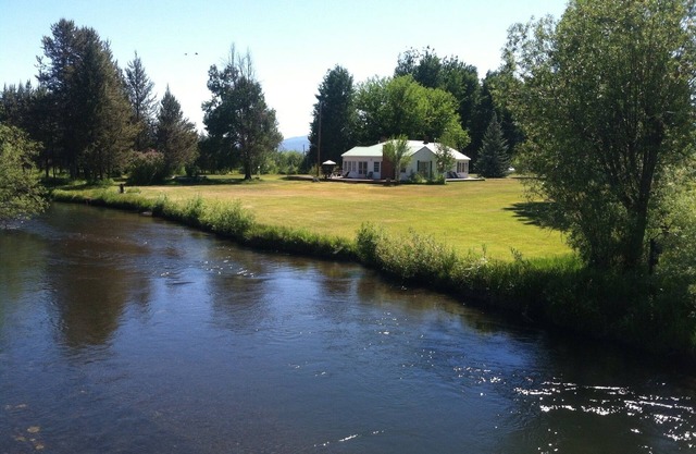 The Riverhouse 4 miles from Crater Lake Park south entrance