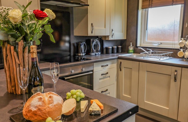 THE ROE, pet friendly, with hot tub in St Asaph
