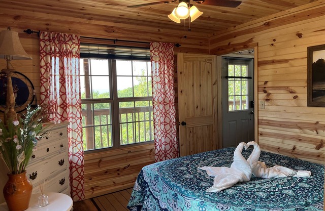 The Romantic LOVE NEST mountain Log Cabin w/Lake view-5 minutes from the beach!
