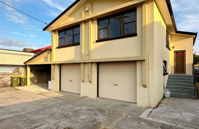 The Roomy Retreat with 6 beds/10 people near city