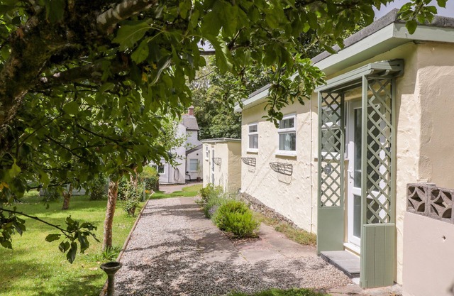 THE ROOST, romantic, country holiday cottage in Camborne
