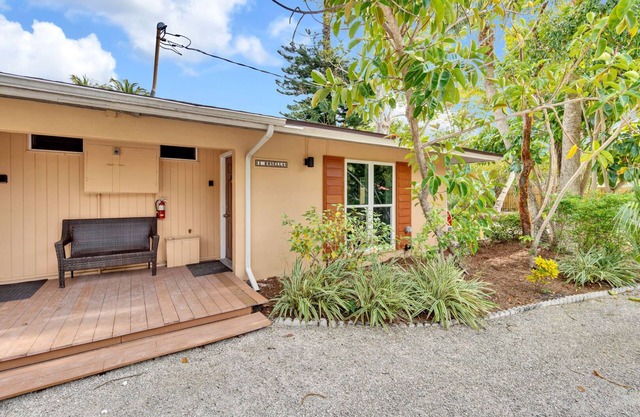 The Rosella-Great value on Sanibel! Walk to dining, shops and The Lighthouse-on Historic East End!
