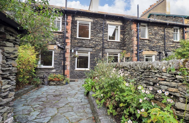 THE ROSES, pet friendly, with a garden in Bowness-On-Windermere
