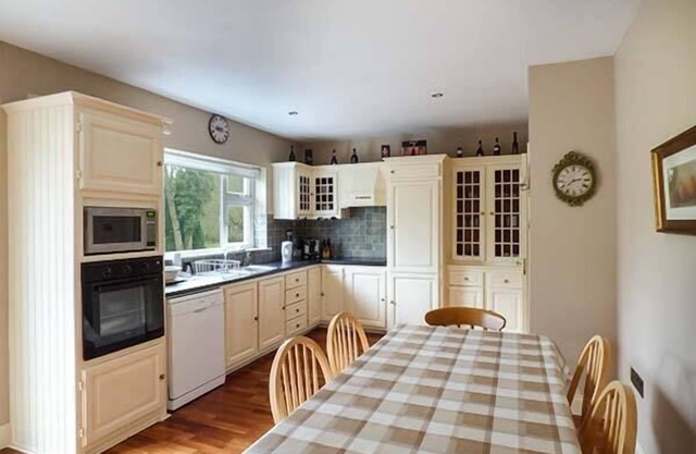THE SANCTUARY, family friendly, with open fire in Killavullen