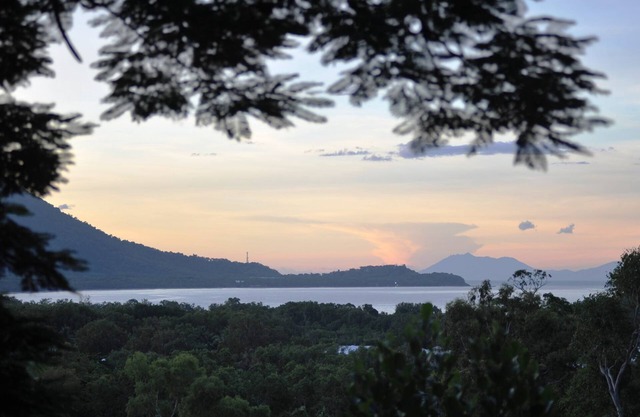The Sanctuary- Peaceful Retreat, short walk to the beach.