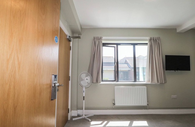 THE SANDBAR SUITE AT MARINE COURT, family friendly in Littlehampton
