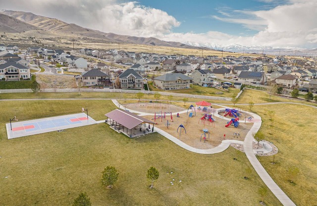 The Saratoga Western I The Airbnfree I 30 Day stay