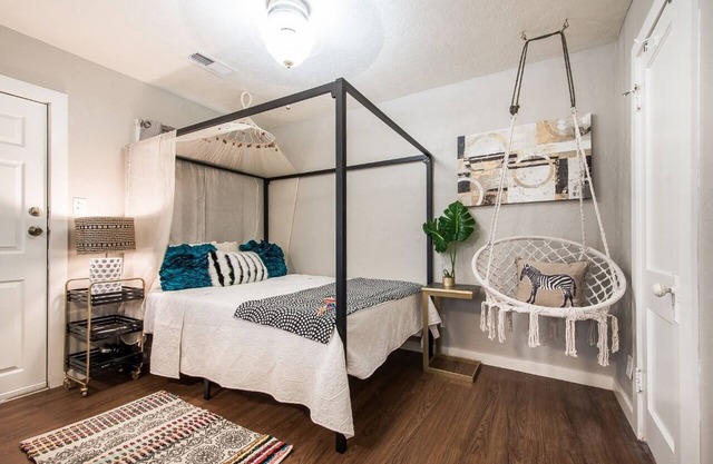 The SASSY Studio~two blocks from Texas A&M Campus!