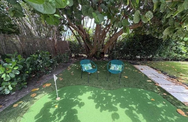 The Seagrape House-King Bed, Putting Green, Private Fenced in Backyard, Beach