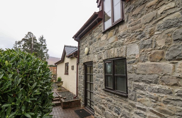 THE SEARLE, pet friendly, character holiday cottage in Rhayader