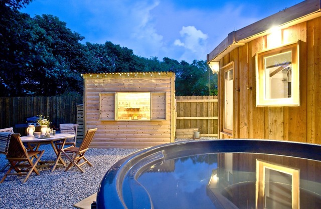 The Secret Roundhouse - En-suite glamping sleep 2 with hot tub close to beaches