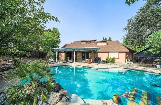 The Sereniti House : Tranquil Escape With Hot Tub