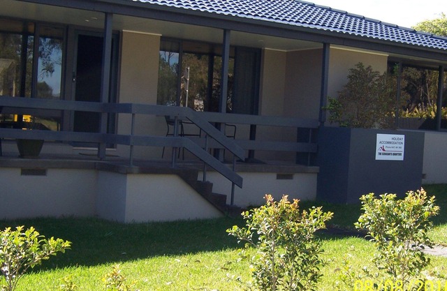 The Sergeants Quarters - 4 Bedrooms , Opposite lake , Walk to all amenities