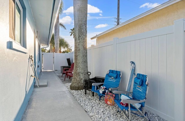 The Shark Tank: TownCenter, Walk to Ocean, Bars, Shops & Downtown Cocoa Beach