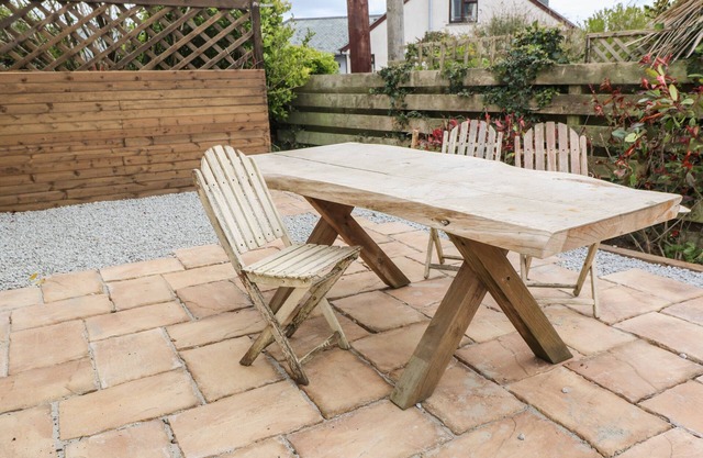 THE SHED AT GWEAL-AN-DREA, family friendly, with hot tub in Mullion