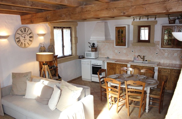 The shed in the olive trees, indoor heated swimming pool 5 minutes from Nyons