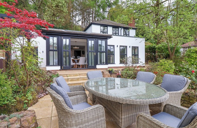 THE SHEILING, pet friendly, luxury holiday cottage in Rudyard Lake