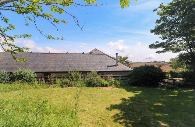 THE SHIPPEN, pet friendly, character holiday cottage in Rosudgeon