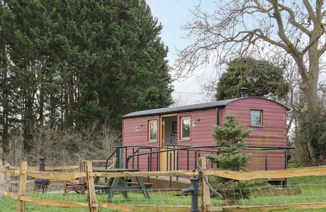 THE SHIRE HUT, pet friendly, character holiday cottage in St Asaph