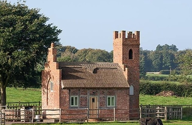 THE SHOOTING FOLLY, romantic, with hot tub in Cheswardine