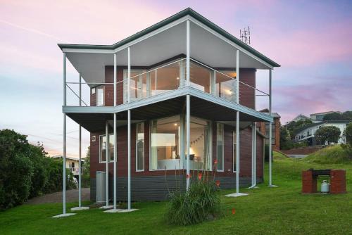 THE SHOREHOUSE - Ocean Views - 50m from Beach