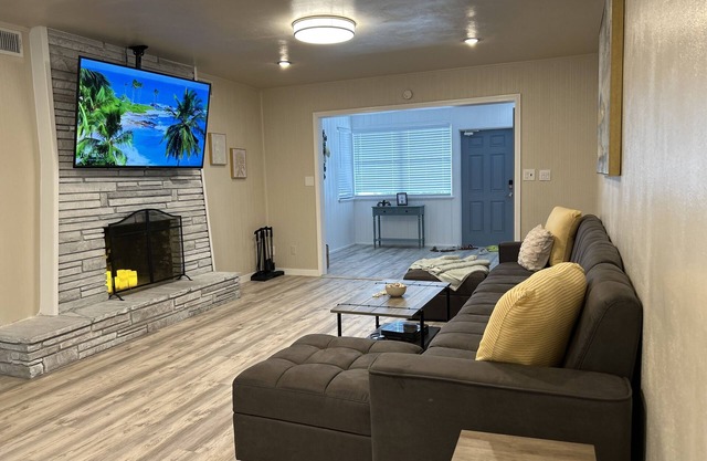 The Shoreland Hideaway 4BR & 2BA jacuzzi, minutes from Siesta Key