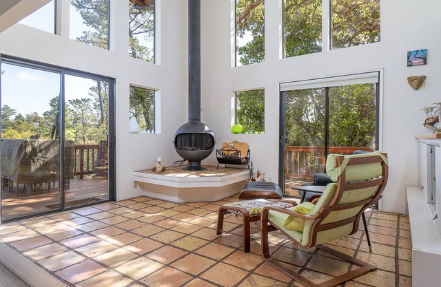 The Silver Lady | Retro-Chic Retreat w/Huge Mountain-View Deck | Near Beach