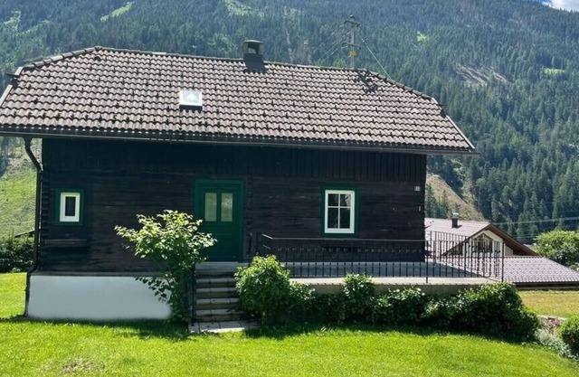 The slanted little house