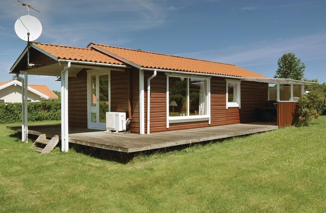 The small cottage is located just a few minutes walk from Skåstrup beach, which is fine-grained and