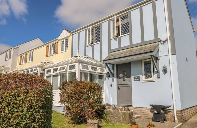 THE SMITHY, pet friendly, with pool in St Florence
