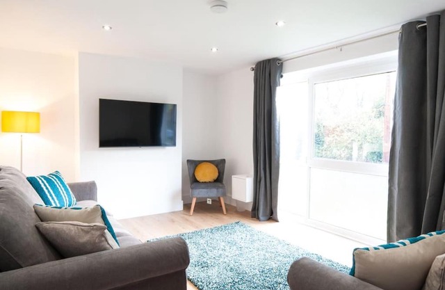The Spitfire - Renovated 3-bed house in Cheltenham, SLEEPS 8