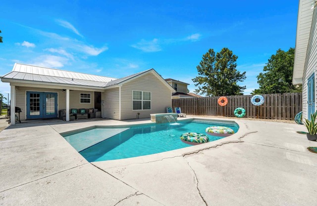 The Splash Pad Sleeps 13 w Pool Patio and Garage
