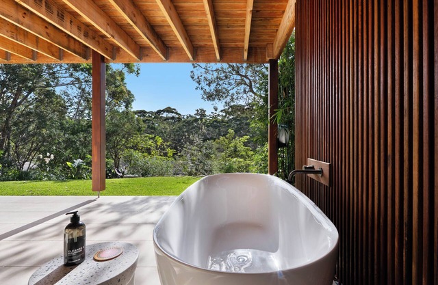The Springs: Luxury retreat: outdoor bath, short walk to Greenfield Beach