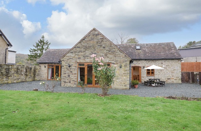 THE STABLE, pet friendly, character holiday cottage in Craven Arms
