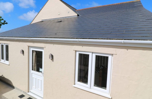 THE STABLE, pet friendly, character holiday cottage in Rosudgeon