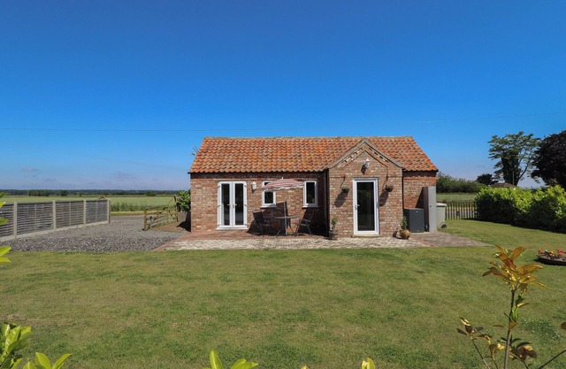 THE STABLE, pet friendly, with a garden in Mereham Le Fen