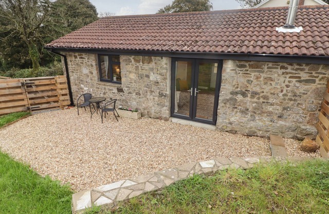 THE STABLE, romantic, with open fire in Amroth