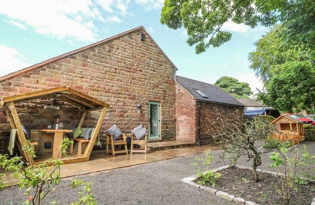 THE STABLES, family friendly, character holiday cottage in Alton