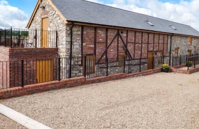 THE STABLES, family friendly, luxury holiday cottage in Llanyblodwel