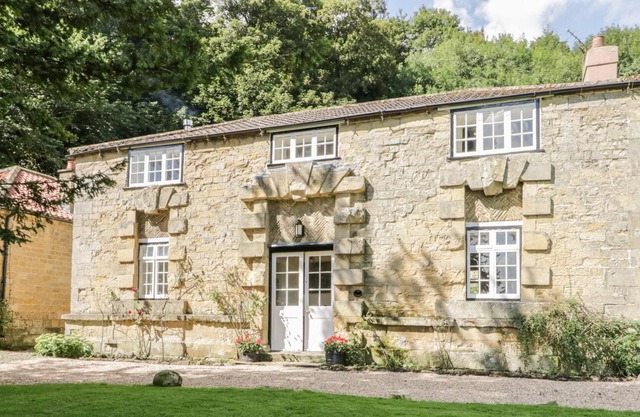 THE STABLES, pet friendly, character holiday cottage in Ebberston