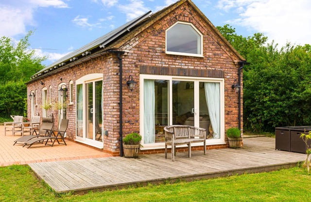 THE STABLES, pet friendly, luxury holiday cottage in Crudgington