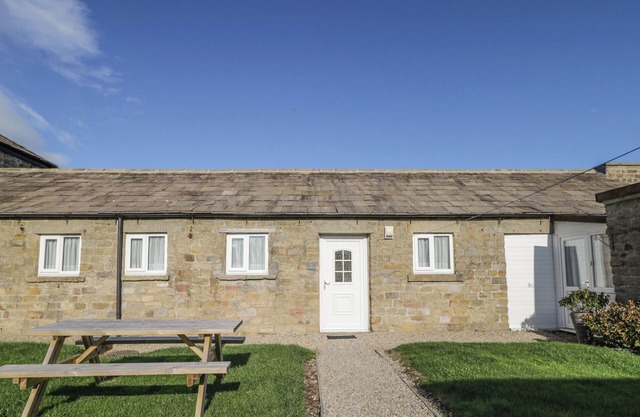 THE STABLES, pet friendly, character holiday cottage in Masham