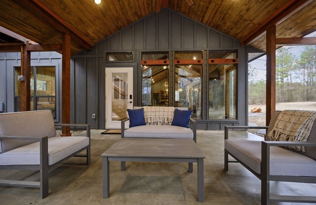 The Star Inn - Cabin sleeps 6 with hot tub!
